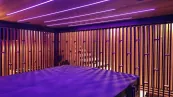 Jacuzzi fa lamellás wellness térben Jacuzzi fa lamellás wellness térben